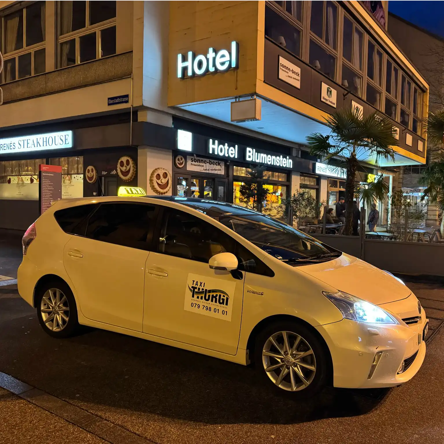 Ein weißes Toyota-Taxi vor dem Hotel Blumenstein in Frauenfeld.